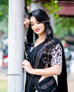 Bhanu Sri Photos: బ్లాక్ లంగావోణిలో నల్లని మబ్బుల చాటున చందమామలా భాను..