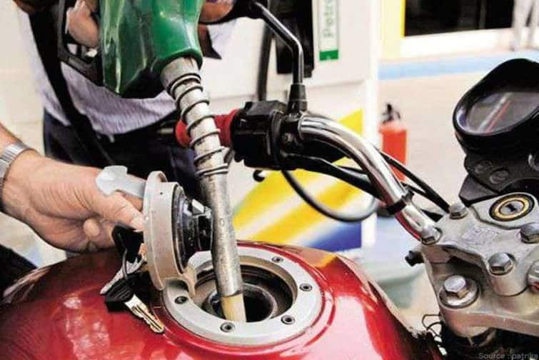 petrol diesel price today 15 october 2021 latest news update diesel petrol rate know rates according to iocl Petrol Diesel Price : दसऱ्याच्या दिवशीही सर्वसामान्यांना महागाईचा फटका; पेट्रोल-डिझेलचे दर पुन्हा कडाडले, मुंबईत पेट्रोल 111 रुपयांवर