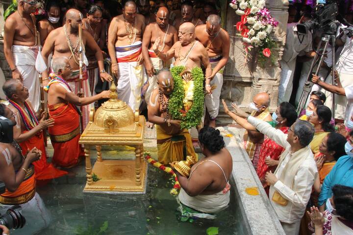 స్వామి ప్రతినిధిగా చక్రత్తాళ్వారుకి స్నానం చేయిస్తారు. స్వామి వారి చివరి రూపమైన అర్చా విగ్రహానికి చక్రస్నానం నిర్వహించాక స్వామివారిని ఆనంద నిలయానికి తరలించారు.