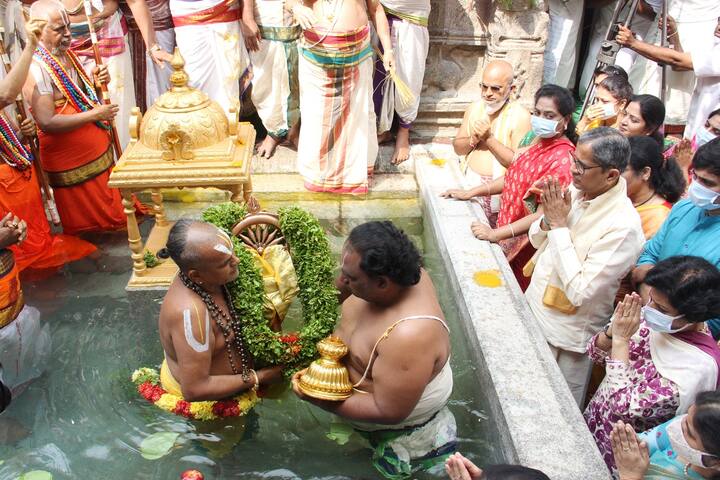 చక్రస్నానాన్ని వీక్షిస్తున్న సీజేఐ జస్టిస్ ఎన్వీ రమణ, ఇతర న్యాయమూర్తులు