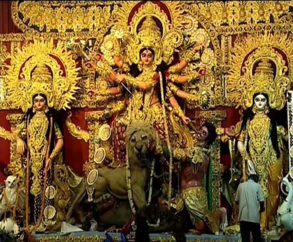 বিসর্জনের ঢাক উঠলো বেজে/মন লাগে না কোনো কাজে,/ নীল আকাশে মেঘের নিত্য আসা যাওয়া/ মায়ের আশীষে পূরণ হোক সবার চাওয়া পাওয়া। - শুভ বিজয়া
