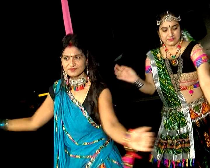 શેરી ગરબાના રંગે રંગાયું સુરત, મનભરીને ખેલૈયા ઘૂમ્યાં ગરબે