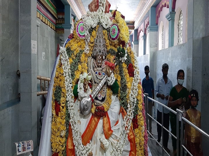 Vidyarambam program on the occasion of Vijayadasamy - Worship by writing Tamil letters on paddy bells விஜயதசமியையொட்டி வித்யாரம்பம் நிகழ்ச்சி - நெல் மணிகளில் தமிழ் எழுத்துகள் எழுதி வழிபாடு