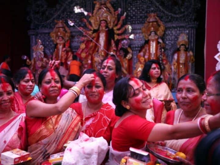 Vijaya Dashami 2021: What Is Sindoor Khela? History, Significance & Changing Face Of The Durga Puja Ritual Vijaya Dashami 2021: What Is Sindoor Khela? History, Significance & Changing Face Of The Durga Puja Ritual