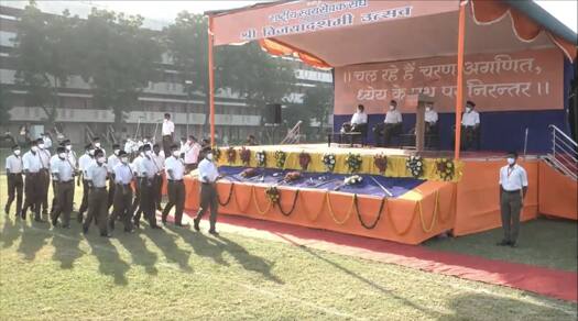 देशात चांगल्या वाईट घटना घडत असतात, त्यावर प्रतिक्रिया देताना प्रत्येकाने समाज तोडणारी नव्हे तर समाज जोडणारी भाषा करायला हवी. प्रत्येकाने मनात असलेली भेदभावाची भावना बदलली पाहिजे. व्यवस्था चालवणाऱ्याच्या मनात भेदभाव नसेल तर खरा उद्देश सफल होतो असं प्रतिपादन सरसंघचालक मोहन भागवत यांनी केलं आहे (photo tweeted by : @friendsofrss)