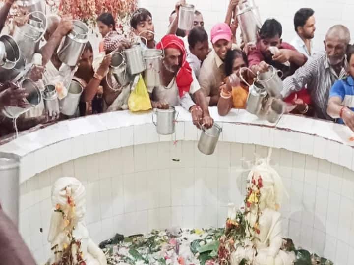 Vijayadashami 2021: Why thousands of farmers gathered in this temple of Bihar hajipur on Vijayadashami? Know in details ann Vijayadashami 2021: विजयदशमी के मौके पर बिहार के इस मंदिर में क्यों जुटे हजारों किसान? बहने लगी दूध की नदियां