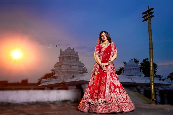 దసరా సందర్భంగా యాంకర్ ఉదయ భాను ఫేస్ బుక్ ద్వారా కొన్ని ఫొటోలను షేర్ చేసింది.(Photo Credit/Udaya BhanuFaceboo)