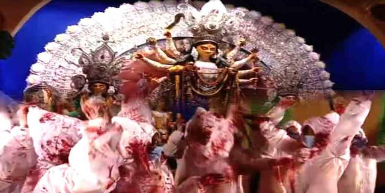 Durga puja 2021 woman sindur khela with PPE Kit in corona situation Durga Puja 2021: ঢাকের তালে পিপিই কিট পরে সিঁদুরখেলা-দেবীবরণ, করোনা আবহে বদল চিরাচরিত প্রথায়