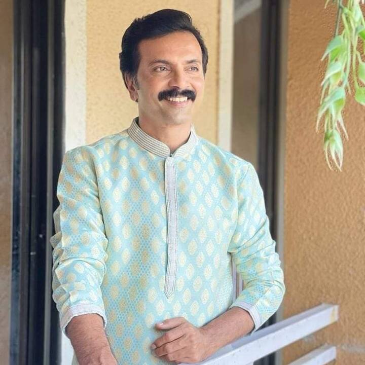 मिलिंद गवळी - माझ्या घरी दरवर्षी घटस्थापना होते. माझी पत्नी माझ्याकडून आवर्जून पुजा अर्चा करुन घेते. दसऱ्याला घट हलवून त्याचं शास्त्रोक्त पद्धतीने विसर्जन करणं हे दरवर्षी ठरलेलं असतं. यंदा आम्ही आई कुठे काय करतेच्या सेटवरही घटस्थापना केली होती.