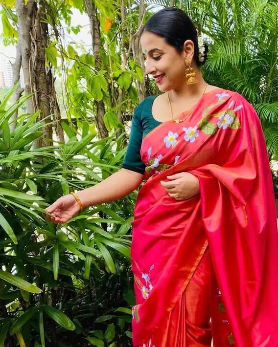 રેડ કલરની સાડીમાં એક્ટ્રેસ વિદ્યા બાલન એકદમ સુંદર જોવા મળી, વિદ્યાએ ટ્રેડિશનલ લૂકની આ તસવીર ફેન્સની સાથે શેર કરી છે. (તસવીરો - સોશ્યલ મીડિયા)