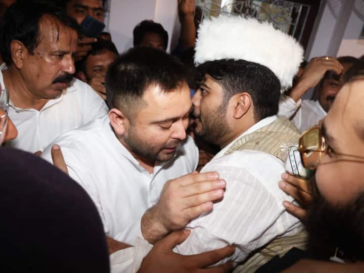 इसके पहले लालू के छोटे बेटे तेजस्वी यादव भी पहुंचे थे. तेजस्वी यादव ने अपने ट्विटर हैंडल से कई तस्वीरें शेयर कीं.