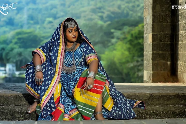 (Vanita Kharat) वनिता खरात - प्लस साईज मॉडेल म्हणत वनिता खरातने खास नवरात्री विशेष फोटोशूट केले होते. तिने कॅप्शन लिहिले होते, 