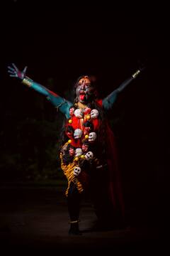 Photo : नवरात्रोत्सवात कलावंतानी हुबेहुब साकारलं महाकालीचे रूप!