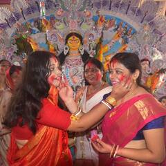 Durga Puja 2021 : উচ্ছ্বাসে মিশেছে বিষণ্ণতা, দেশজুড়ে দেবী-বরণ ; সিঁদুর খেলার টুকরো টুকরো ছবি