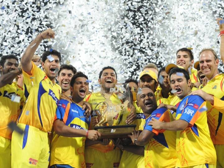 IPL 2010 में धोनी की टीम ने एक बार फिर फाइनल में  जगह बनाई. हालांकि इस बार टीम की किस्मत का पासा पलटा और उसने फाइनल में मुंबई इंडियंस को 22 रनों से हराकर अपने पहले IPL खिताब पर कब्जा जमाया. CSK के दिग्गज बल्लेबाज सुरेश रैना (Suresh Raina) को नाबाद 57 रन और एक विकेट के लिए प्लेयर ऑफ द मैच चुना गया था. 