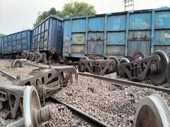 कानपुर देहात में पटरी से उतरे मालगाड़ी के 25 डिब्बे, बड़ा हादसा टला, कई रूट में किया गया बदलाव