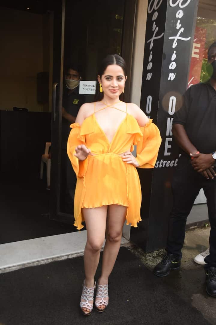 उर्फी ने जो ड्रेस पहनी थी वो ऑरेंज रंग की थी और ये एक डीप नेक कट आउट ड्रेस थी. उर्फी कहीं-कहीं ड्रेस को ठीक करती नज़र आ रही थीं लेकिन तब भी उन्होंने कॉन्फिडेंस के साथ फोटोग्राफर्स के सामने पोज़ दिए.