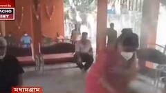 Viyaja Dashami 2021: মধ্যমগ্রামে ধুনুচি নাচে মাতলেন কাকলি ঘোষ দস্তিদার, ছিলেন প্রাক্তন মন্ত্রী সুদর্শন ঘোষ দস্তিদারও। Bangla News