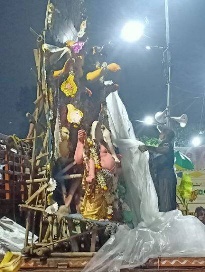 এখন শুধু দু’চোখ ভরে মাকে দেখে নেওয়া আর ঢাকের তালে বলে ওঠা, আসছে বছর আবার এসো মা৷ (ছবি: আবীর দত্ত)