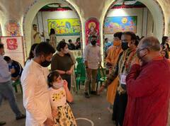 বিসর্জনের আগে স্ত্রী ও মেয়েকে নিয়ে ঠাকুর দেখে এলেন ঋদ্ধিমান