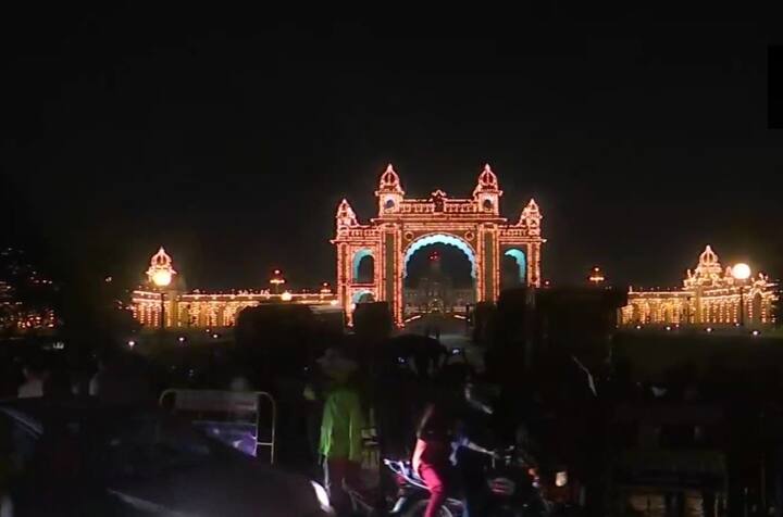 इसे नवरात्रि के पहले दिन से दशहरे तक मनाया जाता है. हाथियों के भव्य ‘जंबू सवारी’ जुलूस के साथ कर्नाटक के मैसुरू में दस दिवसीय दशहरा उत्सव का समापन हो गया. हालांकि, मैसुरू राजमहल अगले नौ दिनों तक जगमगाता नजर आयेगा. मुख्यमंत्री बसवराज बोम्मई ने पर्यटकों की खातिर ऐसी व्यवस्था करने का आदेश दिया. कोविड-19 के साये में कई पाबंदियां लगी थीं, जिस कारण आम लोग नहीं जुट पाये क्योंकि प्रशासन ने आगंतुकों पर रोक लगा दी थी और सीमित पास जारी किये थे.