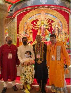 বিসর্জনের আগে স্ত্রী ও মেয়েকে নিয়ে ঠাকুর দেখে এলেন ঋদ্ধিমান