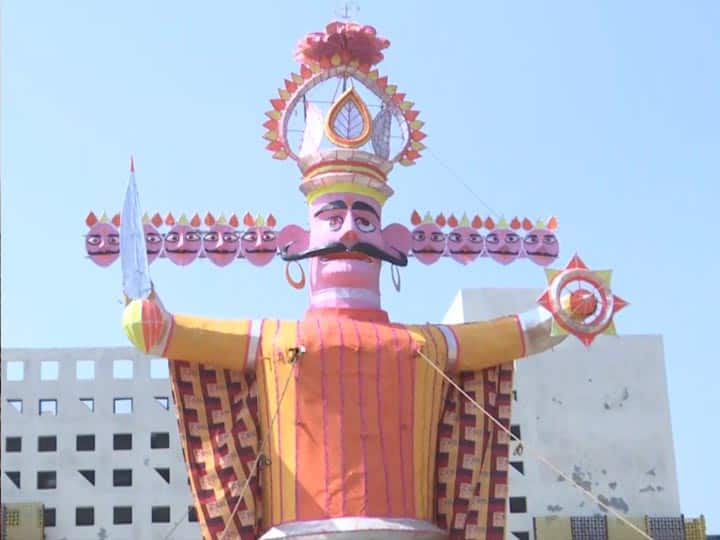 90 feet tall ravana effigy dahan with remote control in parade ground in kanpur uttar pradesh ANN Kanpur Dussehra 2021: तीर नहीं इस बार रिमोट कंट्रोल से उड़ाए जाएंगे रावण के सिर, परेड ग्राउंड में दहन होगा 90 फीट ऊंचा पुतला
