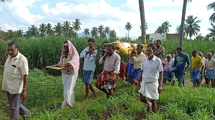 தருமபுரி: மயானத்திற்கு செல்லும் பாதை ஆக்கிரமிப்பு-ஒற்றையடி பாதையில் சடலங்களை எடுத்து செல்லும் மக்கள்