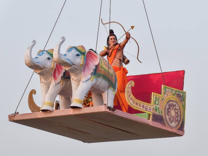 लंकेश मित्र मंडल द्वारा इस कार्यक्रम का आयोजन यमुना नदी के तट पर स्थित मंदिर में किया गया. मंडल के राष्ट्रीय प्रमुख ओमवीर सारस्वत ने कहा कि फसल अवशेष (पराली) जलाने के खिलाफ चलाये गये अभियान की तरह ही सरकार को रावण का पुतला दहन करने के खिलाफ भी एक अभियान शुरू करना चाहिए क्योंकि यह भी पर्यावरण प्रदूषण करता है. दिल्ली में दशहरा का उत्सव दिल्ली आपदा प्रबंधन प्राधिकरण के दिशानिर्देशों के मुताबिक कोविड-19 नियमों का अनुपालन करते हुए रावण का पुतला दहन कर मनाया गया और प्रतिमाओं का विसर्जन जलाशयों में दिल्ली प्रदूषण नियंत्रण बोर्ड के दिशानिर्देशों के अनुसार किया गया है.