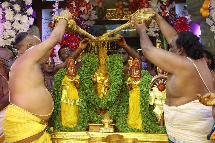 శ్రీవారి బ్రహ్మోత్సవాల్లో చివరి అంకం చక్రస్నానం. స్వామికి, ఉభయదేవేరులకు, చక్రాత్తాళ్వార్లకు స్నపన తిరుమాంజనం నిర్వహించారు. పంచామృతాలతో అభిషేక కైంకర్యంతో స్వామి ప్రసన్నుడవుతాడు.