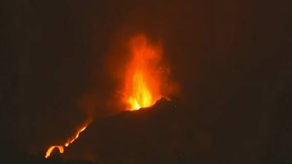 Spain Volcano: रात से ही लगातार निकल रहा La Palma Volcano से लावा, 6 हजार लोग विस्थापित