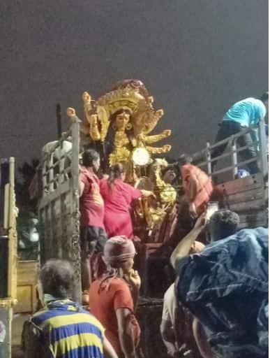 আহিরীটোলা ঘাটে সকাল থেকেই চলছে প্রতিমা বিসর্জন।