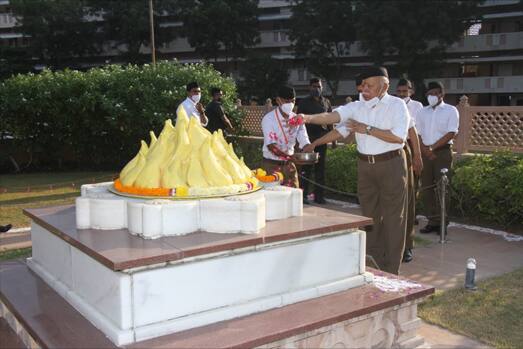 स्वत:च्या भाषेचा जास्तीत जास्त वापर केला पाहिजे. स्वभाषा, स्वभूषा आणि इतरही गोष्टींचे जाणिवपूर्वक वापर केला पाहिजे. 'स्व'चा विसर पडता कामा नये असंही सरसंघचालक मोहन भागवत म्हणाले.  (photo tweeted by : @friendsofrss)