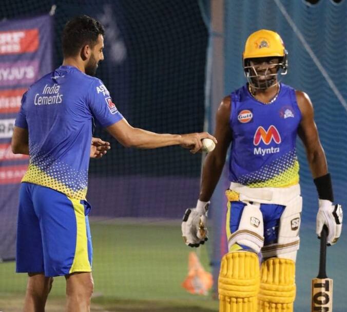 இது வரை 26 போட்டிகளில் இரு அணிகளும் நேருக்கு நேர் மோதியுள்ளன. அதில், 17 முறை சென்னையும், 9 முறை கொல்கத்தாவும் வெற்றி பெற்றுள்ளது. இன்று போட்டி நடைபெறும் துபாய் மைதானத்தில் 1 போட்டியில் இரு அணிகளும் மோதியுள்ளன. இதில், சென்னை அணியே வெற்றியை ஈட்டியுள்ளது.