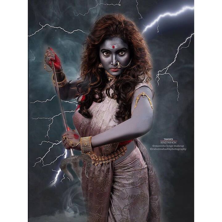 (Rupali Bhosle) रुपाली भोसले - रुपाली भोसलेने साकारलेले देवीचे फोटो चाहत्यांचे चांगलेच लक्ष वेधून घेत आहेत. रुपालीने रौद्र रूप साकारले आहे. (Photo:@rupalibhosle/IG)