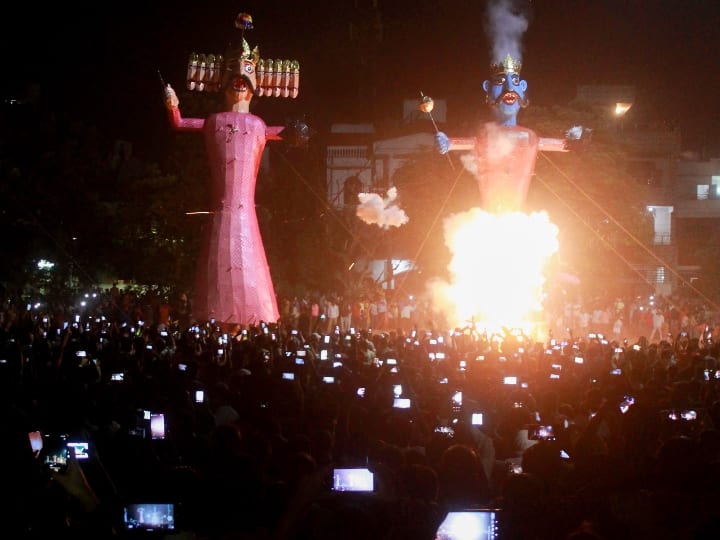 Ramlila Celebrations: लंका नरेश रावण, उसके बेटे मेघनाद और भाई कुंभकरण का पुतला दहन किये जाने के साथ बुराई पर अच्छाई की जीत का त्योहार दशहरा शुक्रवार को देशभर में उल्लास के साथ मनाया गया, जबकि पिछले साल कोविड-19 के मामले बढ़ने की वजह से समारोह फीका रहा था. नदियों और जलाशयों में प्रतिमाओं के विसर्जन के साथ ही दुर्गा पूजा उत्सव शुक्रवार को संपन्न हो गया.