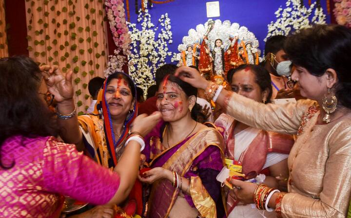 আজ দশমী৷ বেজে গিয়েছে বিসর্জনের বাজনা৷ এবার উমার শ্বশুরবাড়ি ফেরার পালা৷ (এই ছবি রাঁচির)