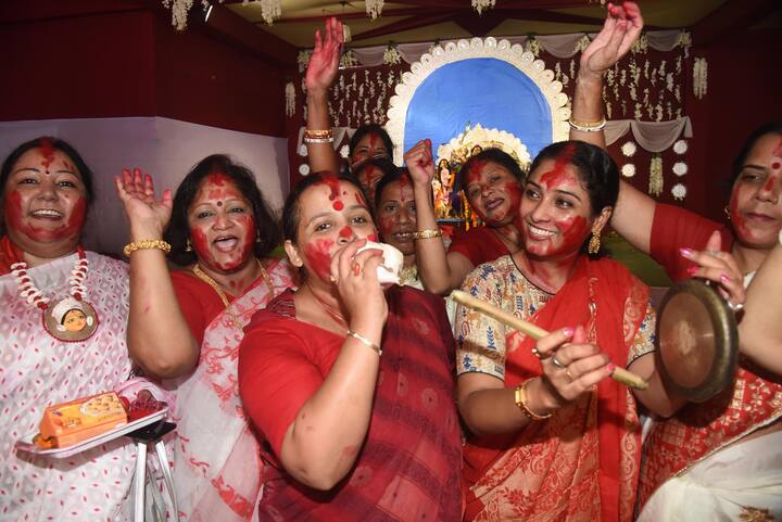 আজ বিজয়া,  সাড়ে চারশো বছরের প্রাচীন প্রথা সিঁদুর খেলায় মাতলেন মহিলারা (এই ছবি পটনার একটি মণ্ডপের)