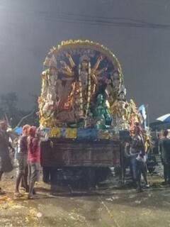 দশমীতে দোসর ঝমঝমিয়ে বৃষ্টি, জলে ভিজেই মাকে আবেগঘন বিদায় আহিরীটোলা ঘাটে