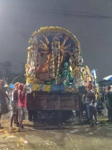 গঙ্গার ঘাটে শুরু হয়েছে বিসর্জন পর্ব।