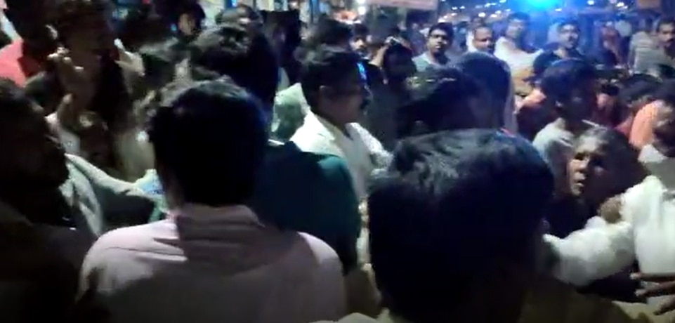 Telangana:టీఆర్ ఎస్ కార్యకర్తల మధ్య ఘర్షణ..లాఠీలకు పనిచెప్పిన పోలీసులు