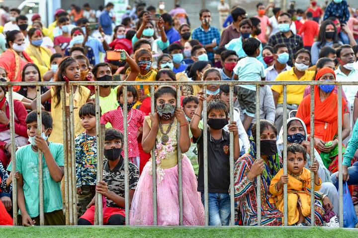 পশ্চিমবঙ্গে এই দিনটিকে 'বিজয়া দশমী' হিসেবে পালন করা হলেও সারা দেশে তা 'দশেরা' নামেই পালিত হয়। দশেরা বা দশহরা শব্দটি এসেছে সংস্কৃত থেকে।