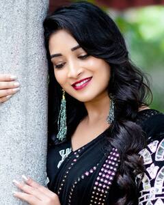 Bhanu Sri Photos: బ్లాక్ లంగావోణిలో నల్లని మబ్బుల చాటున చందమామలా భాను..