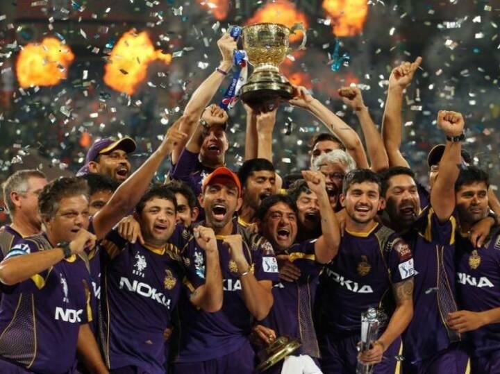 फाइनल में एक बार फिर KKR और पंजाब के बीच भिड़ंत देखने को मिली. बैंगलोर में खेले गए इस मुकाबले में KKR ने तीन विकेट से जीत दर्ज कर अपने दूसरे IPL खिताब पर कब्जा जमाया था. 50 गेंदों पर 94 रनों की विध्वंसक पारी खेलने वाले मनीष पांडे (Manish Pandey) को प्लेयर ऑफ द मैच और पंजाब के ग्लेन मैक्स्वेल को प्लेयर ऑफ द टूर्नामेंट चुना गया था.