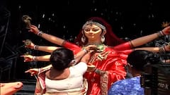 Bijaya Dashami 2021: কুমোরটুলি সর্বজনীনে দেবী বরণ শশী পাঁজার | Bangla News