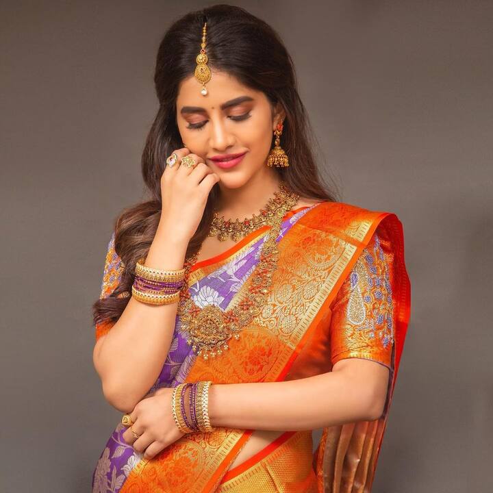 (Image credit: Instagram) ఎప్పటికప్పుడు తన చీరకట్టు ఫోటోలను అభిమానుల కోసం షేర్ చేస్తూనే ఉంటుంది ఇస్మార్ట్ బ్యూటీ.