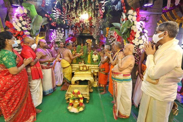 శ్రీవారి చక్రస్నానం కార్యక్రమంలో భారత ప్రధాన న్యాయమూర్తి జస్టిస్ ఎన్వీ రమణ పాల్గొన్నారు. ఆయనతో పాటు ఏపీ హైకోర్టు ప్రధాన న్యాయమూర్తి జస్టిస్ ప్రశాంత్ కుమార్ మిశ్రా, సుప్రీంకోర్టు న్యాయమూర్తి జస్టిస్ హిమ కోహ్లీ, హైకోర్టు న్యాయమూర్తి జస్టిస్ లలిత కుమారి పాల్గొన్నారు.