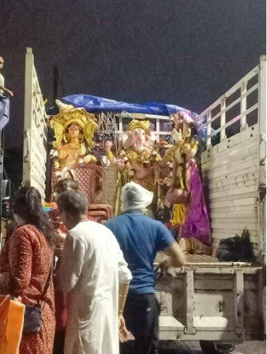 আসছে বছর আবার আসার প্রতিশ্রুতি দিয়ে আজ দেবী পাড়ি দিচ্ছেন কৈলাসে৷ চলছে সিঁদুর খেলা, কোলাকুলিতে শুভেচ্ছা বিনিময়, মিষ্টিমুখ।
