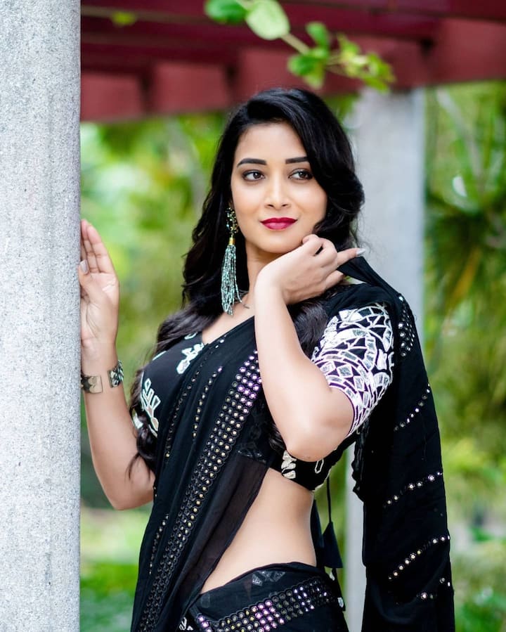 ఓ వైపు అమాయకంగా కనిపిస్తూనే.. మరోవైపు హాట్ హాట్ పాత్రలు సైతం పోషిస్తోంది. (Image/Bhanu Sri Instagram)