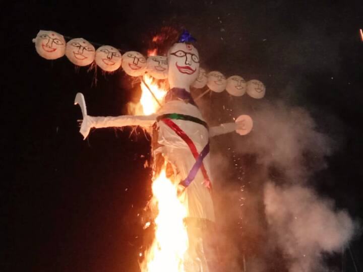 बक्सर के केसठ प्रखंड की कतिकनार पंचायत के कतिकनार गांव में रावण वध किया गया. इस दौरान रावण वध देखने के लिए काफी लोग पहुंचे.